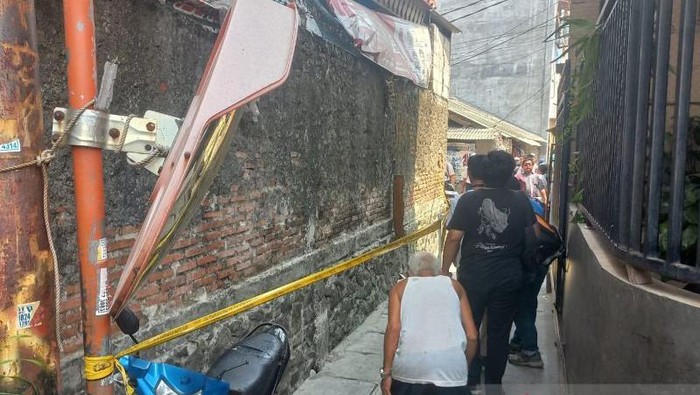 Garis polisi terpasang di TKP tewasnya seorang pelajar kelas IX SMP di Cengkareng, Jakbar yang terjatuh dari lantai 4 sekolah pada Senin (9/10/2023). (ANTARA/Risky Syukur)