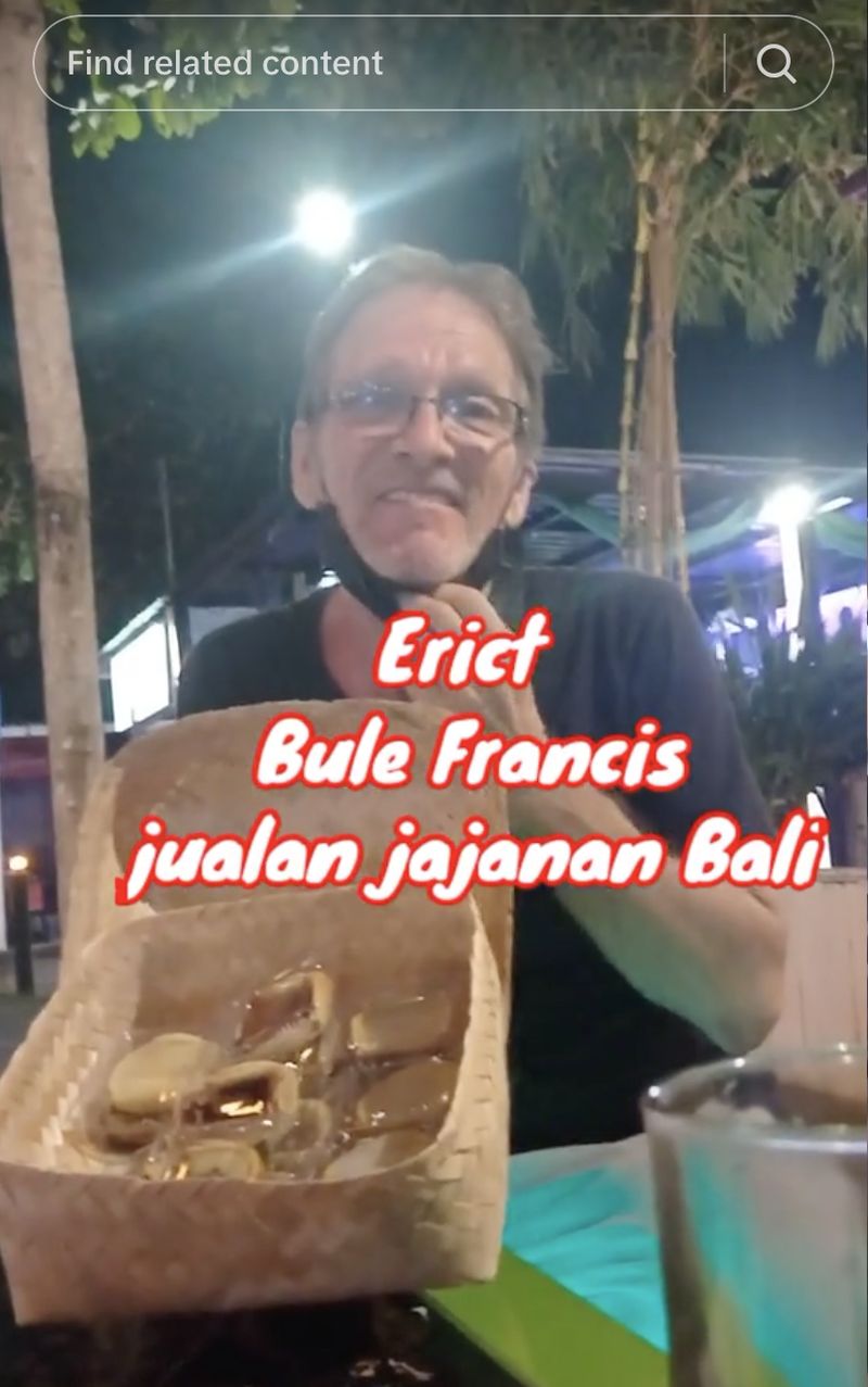 Gokil! 5 Bule Ini Coba Jadi Tukang Kelapa hingga Jualan Kue Subuh di Indonesia