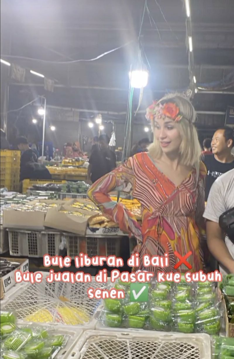 Gokil! 5 Bule Ini Coba Jadi Tukang Kelapa hingga Jualan Kue Subuh di Indonesia