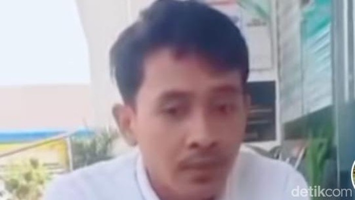 Guru Pendidikan Agama Islam di SMK Negeri 1 Taliwang, Sumbawa Barat, Nusa Tenggara Barat (NTB) bernama Akbar Sorasa yang dituntut karena memukul siswa.