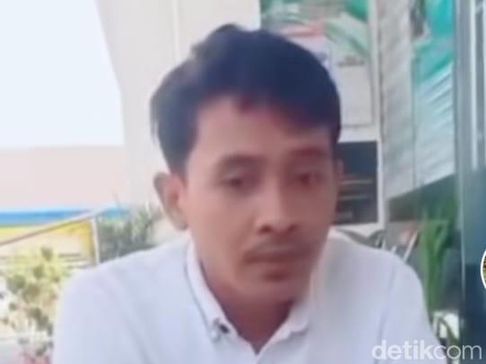 Guru Pendidikan Agama Islam di SMK Negeri 1 Taliwang, Sumbawa Barat, Nusa Tenggara Barat (NTB) bernama Akbar Sorasa yang dituntut karena memukul siswa.