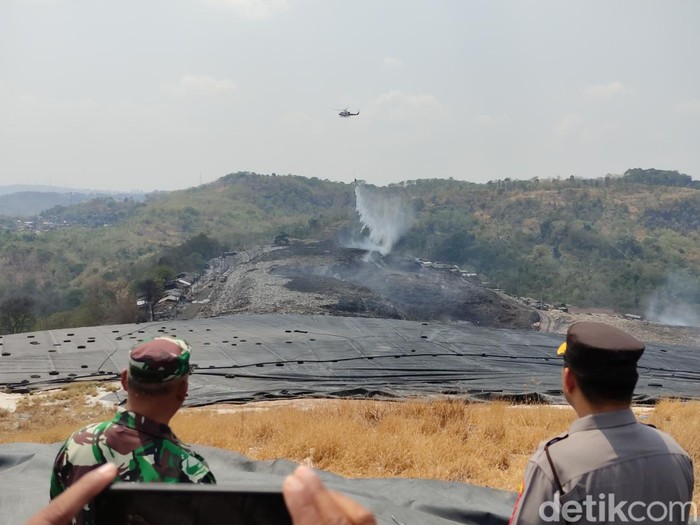 Helikopter BNPB melakukan water bombing untuk memadamkan kebakaran di TPA Jatibarang Semarang, Selasa (10/10/2023).