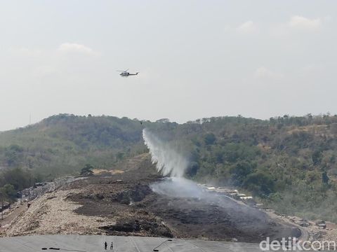Helikopter BNPB melakukan water bombing untuk memadamkan kebakaran di TPA Jatibarang Semarang, Selasa (10/10/2023).