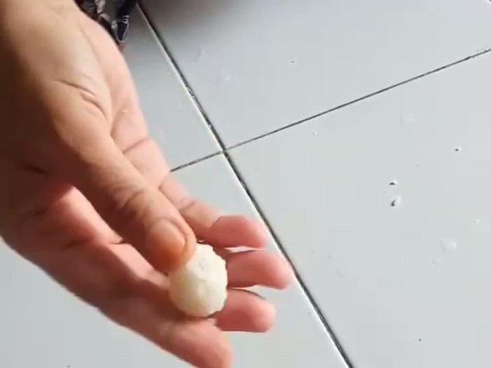 Ibu di Binjai uji nasi yang dimasak menggunakan beras dari Bulog
