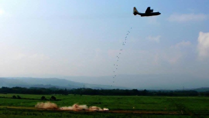 Inovasi Letkol Siringoringo membuat water container bombing untuk padamkan karhutla