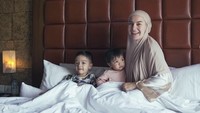 Bersama dua anaknya, Irish Bella terlihat sedang staycation di hotel. Mereka pun membagikan senyum bahagia. Foto: Instagram _irishbella_