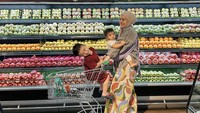 Ini momen Irish Bella belanja kebutuhan makanan sehari-harinya di supermarket. Ia tampak berpose estetik di depan rak buah. Foto: Instagram _irishbella_