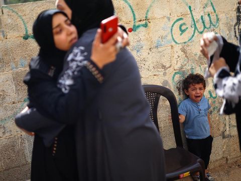 A young child reacts as mourners attend the funeral of Palestinians from the Shamalkh family, who health officials said were killed in Israeli strikes, in Gaza City, October 9, 2023. REUTERS/Mohammed Salem