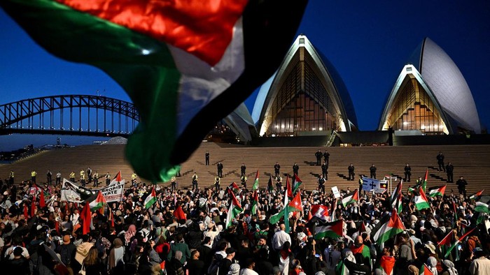 Participants of a pro-Palestinian rally react outside the Sydney Opera House in Sydney, October 9, 2023. AAP Image/Dean Lewins via REUTERS  ATTENTION EDITORS - THIS IMAGE WAS PROVIDED BY A THIRD PARTY. NO RESALES. NO ARCHIVE. AUSTRALIA OUT. NEW ZEALAND OUT     TPX IMAGES OF THE DAY