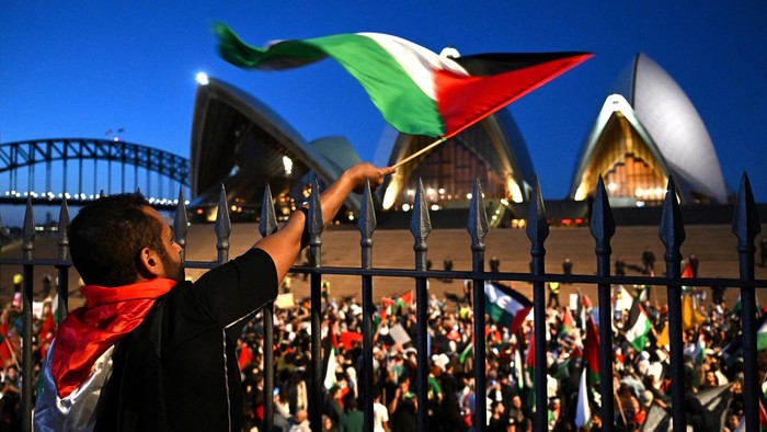 ISRAEL-PALESTINIANS/AUSTRALIA Participants of a pro-Palestinian rally react outside the Sydney Opera House in Sydney, October 9, 2023. AAP Image/Dean Lewins via REUTERS ATTENTION EDITORS - THIS IMAGE WAS PROVIDED BY A THIRD PARTY. NO RESALES. NO ARCHIVE. AUSTRALIA OUT. NEW ZEALAND OUT TPX IMAGES OF THE DAY