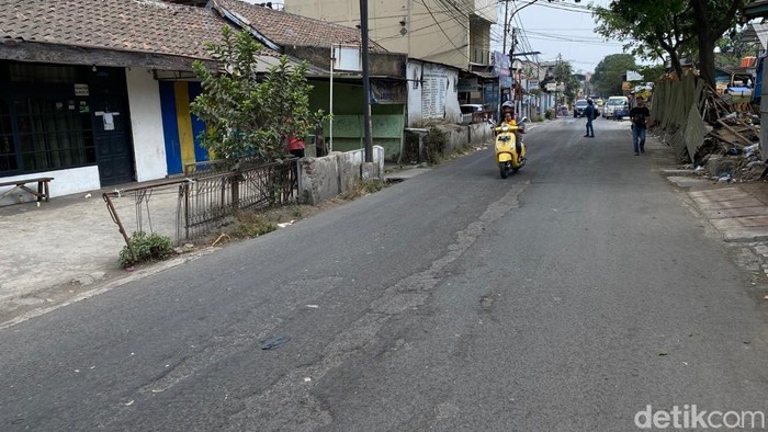Jalan Babakan Ciparay Bandung rusak.