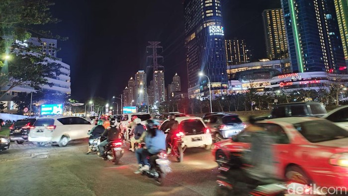 Seorang pengendara, Dianto melaporkan kemacetan di Jalan HR Muhammad Sampai Bundaran PTC Surabaya. Ia menyebut, tidak ada petugas di Bundaran PTC.
