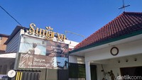 Tanpa papan nama besar di samping bangunannya, hotel ini mungkin terlihat seperti rumah biasa. Namun inilah yang menjadi daya tarik hotel ini, hotel dengan konsep ala rumah open space.  