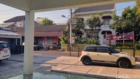 Pada bagian dalam hotel terdapat taman kecil dengan beberapa meja dan kursi di sampingnya sebagai tempat bersantai atau makan. Hotel ini juga memiliki fasilitas kolam renang bersama yang bisa dinikmati dengan membayar Rp 15 ribu per orang, pengunjung akan mendapatkan handuk juga.  