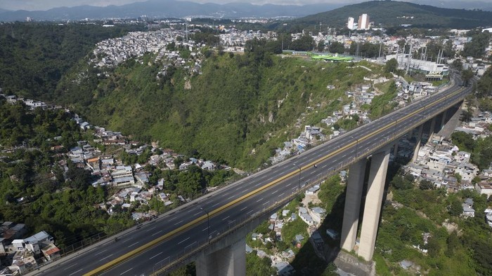 Jembatan di Guatemala Kosong Diblokir Demonstran El Incienso bridge is empty of vehicles due to blocked roads during a national strike in Guatemala City, Monday, Oct. 9, 2023. People are protesting to support President-elect Bernardo ArΓ©valo after Guatemala's highest court upheld a move by prosecutors to suspend his political party over alleged voter registration fraud. (AP Photo/Moises Castillo)