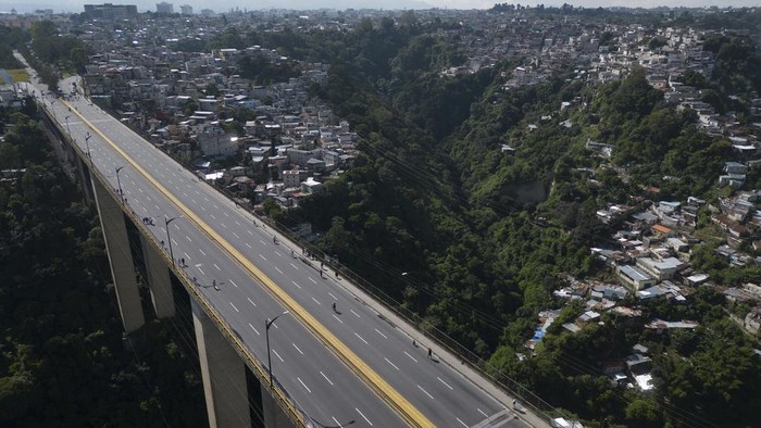 Jembatan di Guatemala Kosong Diblokir Demonstran El Incienso bridge is empty of vehicles due to blocked roads during a national strike in Guatemala City, Monday, Oct. 9, 2023. People are protesting to support President-elect Bernardo ArΓ©valo after Guatemala's highest court upheld a move by prosecutors to suspend his political party over alleged voter registration fraud. (AP Photo/Moises Castillo)