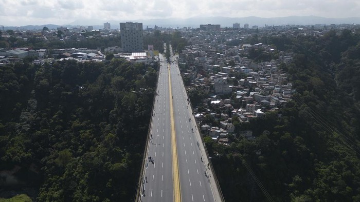 Jembatan di Guatemala Kosong Diblokir Demonstran El Incienso bridge is empty of vehicles due to blocked roads during a national strike in Guatemala City, Monday, Oct. 9, 2023. People are protesting to support President-elect Bernardo ArΓ©valo after Guatemala's highest court upheld a move by prosecutors to suspend his political party over alleged voter registration fraud. (AP Photo/Moises Castillo)