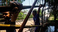 Putus dan ambruknya jembatan gantung penghubung enam kecamatan tersebut dikarenakan kondisi rekontruksi tua sehingga tidak mampu menahan beban berat.  