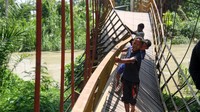 Sebelum putus, kendaraan roda empat kerap melewati jembatan tersebut.  