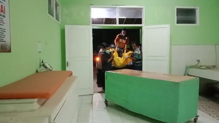 Jenazah korban penusukan di Probolinggo dibawa ke kamar mayat.