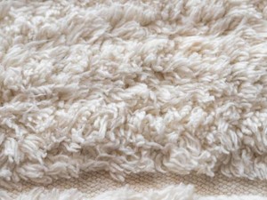 5 Tips Membersihkan Karpet Bulu dengan Benar, Bisa Pakai Bedak Bayi