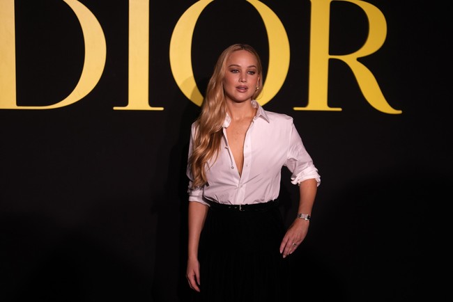 Aktris Jennifer Lawrence jadi salah satu tamu A-list di fashion show Dior Spring/Summer 2024, Paris Fashion Week, pada 26 September 2023. Belakangan sejumlah foto yang beredar ramai jadi perbincangan di media sosial. Foto: AP/Thibault Camus