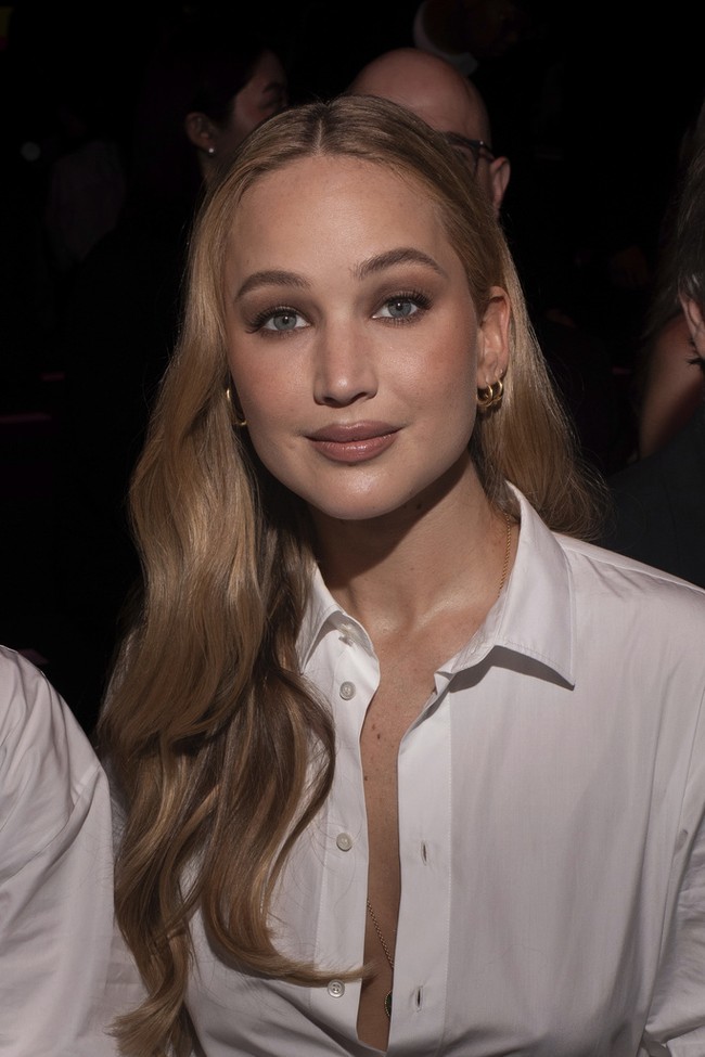 Banyak netizen menilai wajah wanita yang biasa dipanggil J-Law ini berbeda dari sebelumnya. Wajahnya tampak bengkak di area pipi dan dagu. Tak sedikit yang menduga kalau ibu dua anak ini telah melakukan prosedur kecantikan seperti suntik filler dan Botox. Foto: AP/Thibault Camus