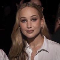 Banyak netizen menilai wajah wanita yang biasa dipanggil J-Law ini berbeda dari sebelumnya. Wajahnya tampak bengkak di area pipi dan dagu. Tak sedikit yang menduga kalau ibu dua anak ini telah melakukan prosedur kecantikan seperti suntik filler dan Botox. Foto: AP/Thibault Camus
