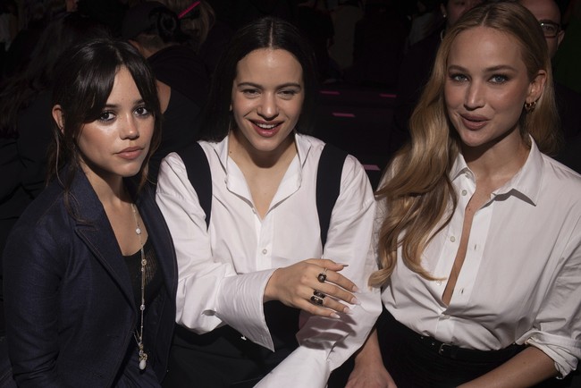 Ada pula netizen yang membela pemeran Mystique di film ‘X-Men’ itu. Mereka menyebut bahwa Jennifer Lawrence tidak melakukan prosedur apapun. Wajahnya tampak berbeda karena bengkak. “Wajahnya cuma bengkak. Menurut saya bukan karena prosedur bedah atau suntik,” netizen berpendapat. Foto: AP/Thibault Camus