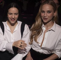 Ada pula netizen yang membela pemeran Mystique di film ‘X-Men’ itu. Mereka menyebut bahwa Jennifer Lawrence tidak melakukan prosedur apapun. Wajahnya tampak berbeda karena bengkak. “Wajahnya cuma bengkak. Menurut saya bukan karena prosedur bedah atau suntik,” netizen berpendapat. Foto: AP/Thibault Camus