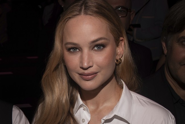 Apa yang terjadi dengan wajahnya?” cuit salah satu netizen di X. “Tidak mungkin dia Jennifer Lawrence,” tulis netizen lainnya. “Wajahnya seperti mau meledak karena filler dan Botox,” komentar yang lain. Foto: AP/Thibault Camus