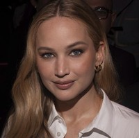 Apa yang terjadi dengan wajahnya?” cuit salah satu netizen di X. “Tidak mungkin dia Jennifer Lawrence,” tulis netizen lainnya. “Wajahnya seperti mau meledak karena filler dan Botox,” komentar yang lain. Foto: AP/Thibault Camus
