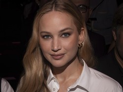 Foto: Wajah Jennifer Lawrence di Show Dior Disebut Beda, Ramai Dugaan Oplas