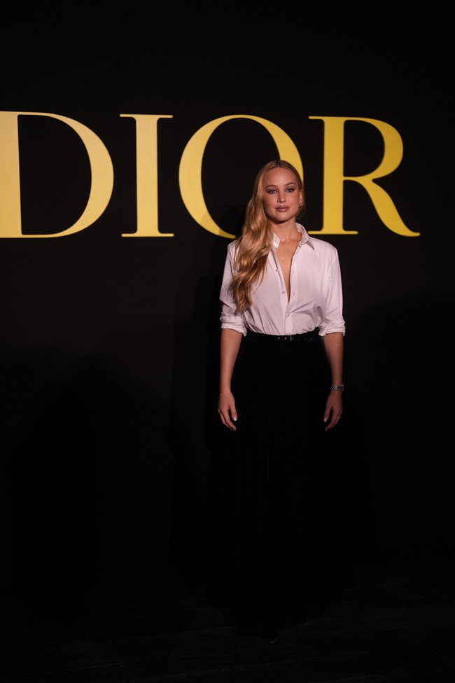 Bintang film ‘Silver Linings Playbook’ ini tampil chic dengan kemeja putih dipadu rok hitam. Rambut panjangnya digerai dan ditata sedikit bergelombang, sementara wajahnya dipulas makeup bernuansa nude. Foto: AP/Thibault Camus