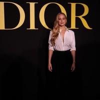 Bintang film ‘Silver Linings Playbook’ ini tampil chic dengan kemeja putih dipadu rok hitam. Rambut panjangnya digerai dan ditata sedikit bergelombang, sementara wajahnya dipulas makeup bernuansa nude. Foto: AP/Thibault Camus