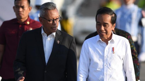 Jokowi disambut Dirjen Protokol dan Konsuler Kementerian Luar Negeri Andy Rachmianto (kiri) di Bandara Internasional I Gusti Ngurah Rai, Badung, Bali, Selasa (10/10/2023) untuk menghadiri KTT AIS Forum 2023. (Media Center KTT AIS Forum 2023/Fikri Yusuf/pras)