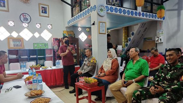 Kapolres Jaksel Kombes Ade Ary Syam Indradi mendengarkan keluhan warga terkait marak curanmor di Pasar Minggu