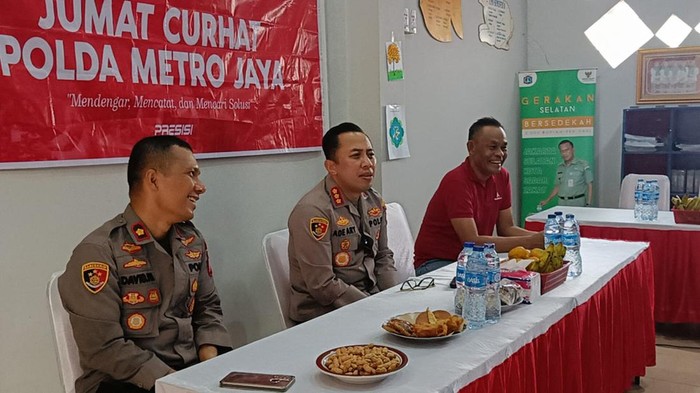 Kapolres Jaksel Kombes Ade Ary Syam Indradi mendengarkan keluhan warga terkait marak curanmor di Pasar Minggu
