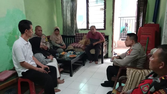 Kapolsek Mampang Prapatan Kompol David Y Kanitero turun memediasi masalah warga.
