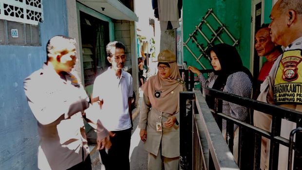 Kapolsek Mampang Prapatan Kompol David Y Kanitero turun memediasi masalah warga.