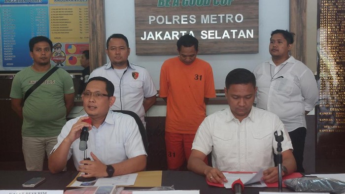 Kasat Reskrim Polres Metro Jakarta Selatan AKBP Bintoro menyampaikan keterangan pers kasus jambret.