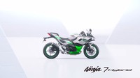 Kawasaki Ninja 7 Hybrid yang siap diproduksi secara massal dan bakal memenuhi lantai showroom mulai Januari 2024. Foto: Kawasaki Motor