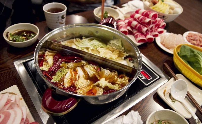 Keasyikan Makan Hot Pot di Restoran, Mobil Pengunjung Ini Dicuri Orang!