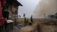 Kebakaran itu mulai merembet mendekati permukiman warga di Desa Teluk Kecapi, Pemulutan, Ogan Ilir, Sumatera Selatan.