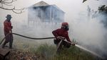 Potret Kebakaran Lahan Dekati Permukiman di Ogan Ilir