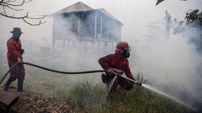 Potret Kebakaran Lahan Dekati Permukiman di Ogan Ilir