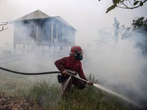 Potret Kebakaran Lahan Dekati Permukiman di Ogan Ilir