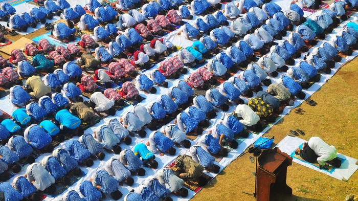 Kemarau Bikin Ampun, Siswa dan Guru di Kudus Gelar Salat Minta Hujan Sejumlah siswa bersama guru melaksanakan Shalat Istisqa atau shalat minta hujan di lapangan SMP Muhammadiyah 1, Desa Damaran, Kudus, Jawa Tengah, Selasa (10/10/2023). Shalat yang diikuti sekitar 1.700 siswa SD, MI, SMP, dan SMA serta para guru tersebut untuk meminta kepada Allah SWT agar menurunkan hujan agar kemarau panjang yang melanda beberapa wilayah di Indonesia segera berakhir. ANTARA FOTO/Yusuf Nugroho/tom.