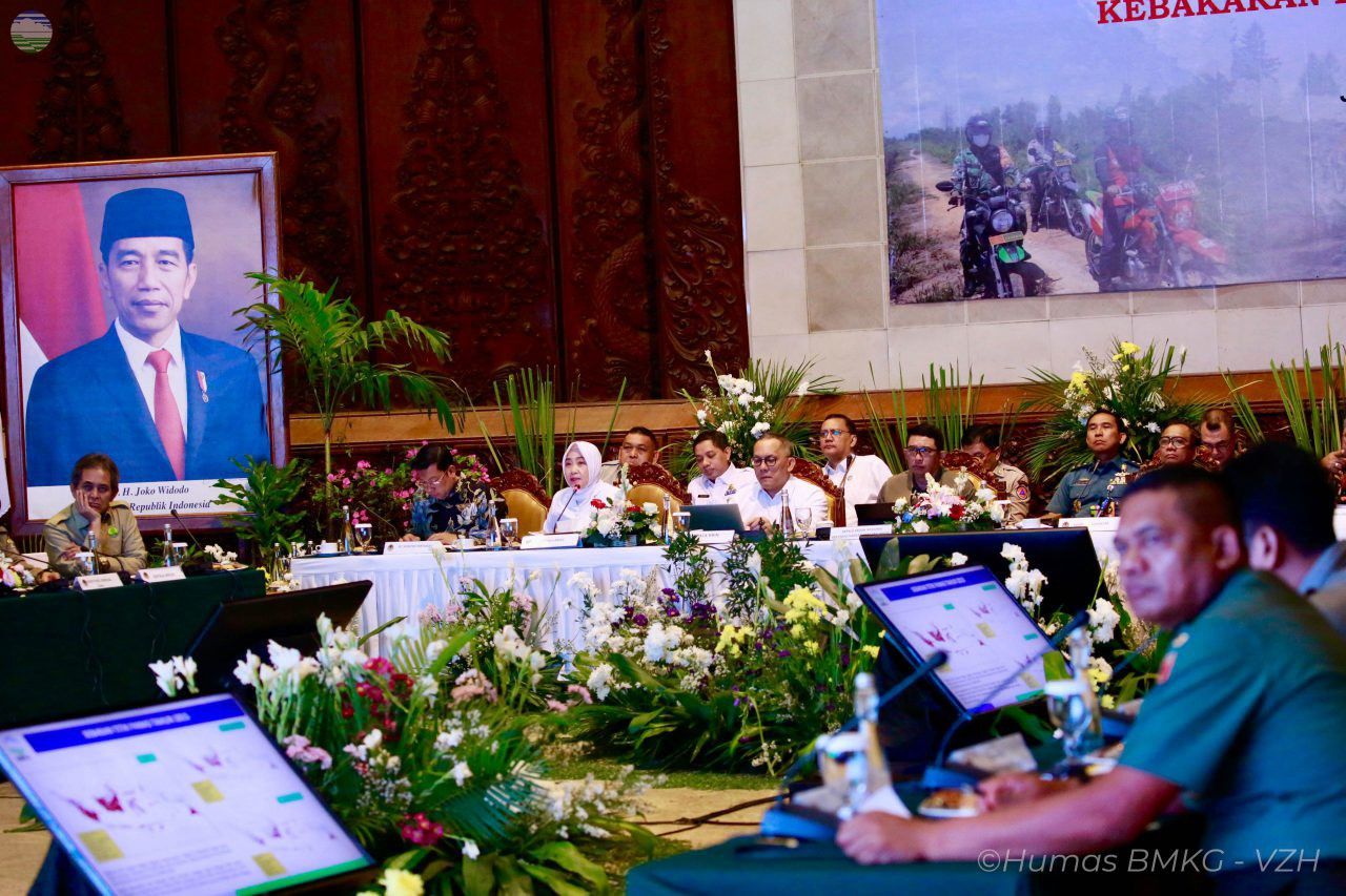 Kepala BMKG Dwikorita Karnawati dalam Rapat koordinasi yang digelar di Kementerian Lingkungan Hidup dan Kehutanan (KLHK), Senin (9/102023). (Dok: BMKG)