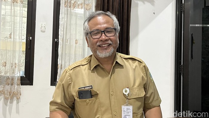 Kepala DLH Gunungkidul Hary Sukmono saat ditemui di kantornya, Selasa (10/10/2023).